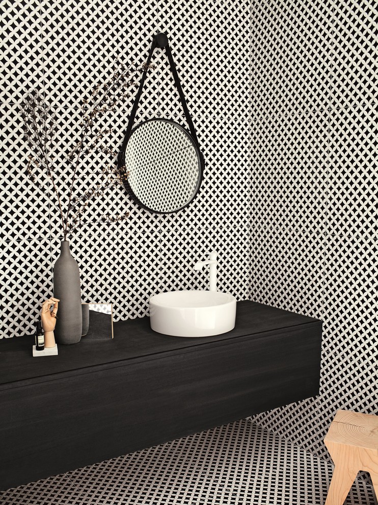 Foto de cuarto de baño actual con baldosas y/o azulejos negros, baldosas y/o azulejos de porcelana, paredes negras y suelo de baldosas de porcelana