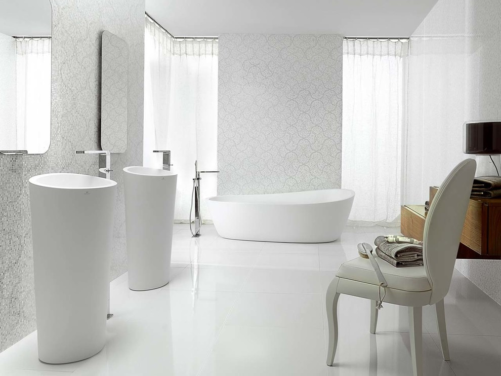 Esempio di una grande stanza da bagno padronale design con vasca freestanding, lavabo a colonna e pavimento bianco