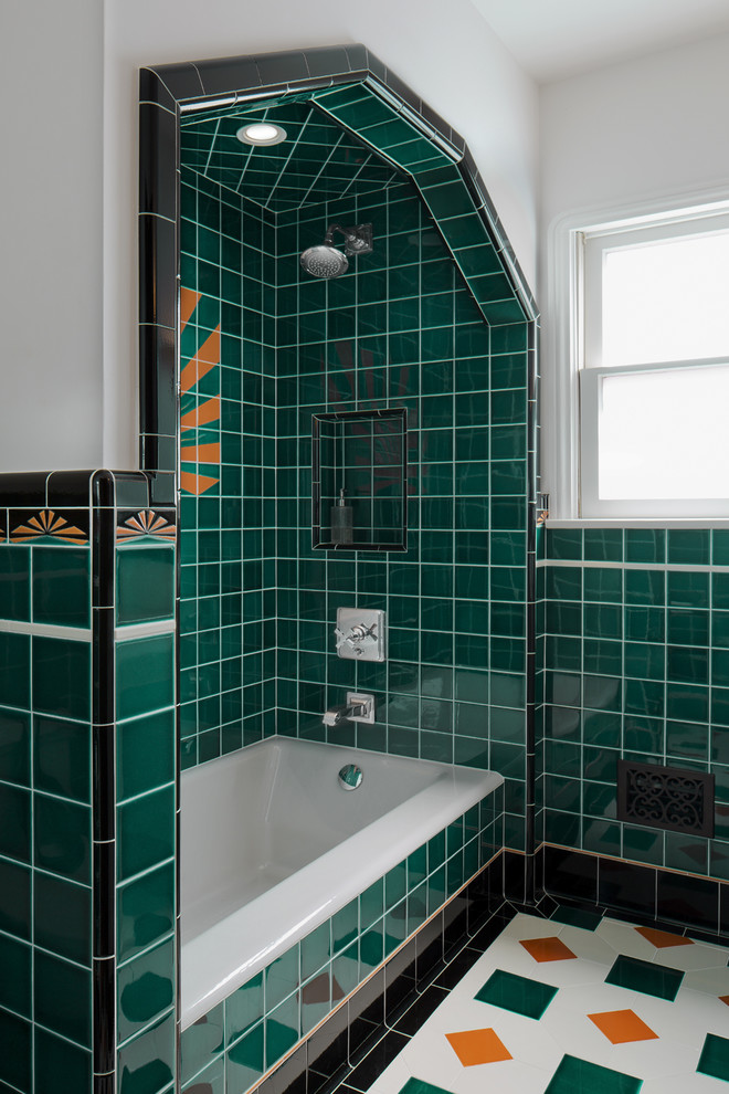 На фото: маленькая ванная комната в стиле модернизм с фасадами с утопленной филенкой, накладной ванной, душем в нише, унитазом-моноблоком, зеленой плиткой, белыми стенами, полом из керамической плитки, душевой кабиной, раковиной с пьедесталом, столешницей из плитки, белым полом и шторкой для ванной для на участке и в саду с