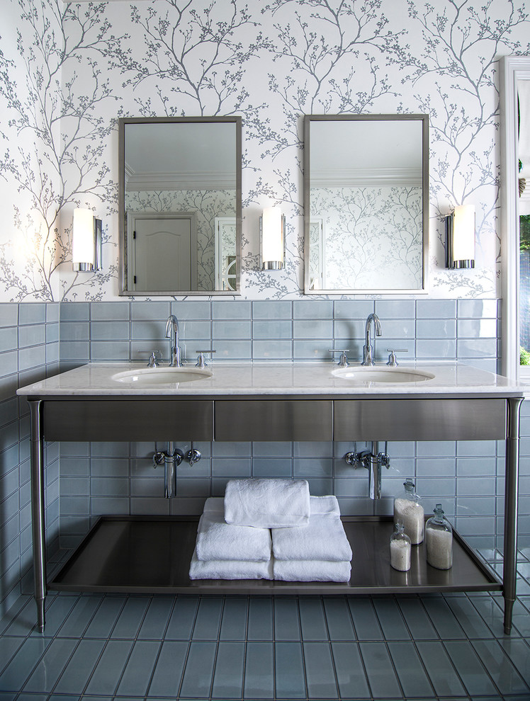 На фото: ванная комната в современном стиле с врезной раковиной, открытыми фасадами, серой плиткой и стеклянной плиткой