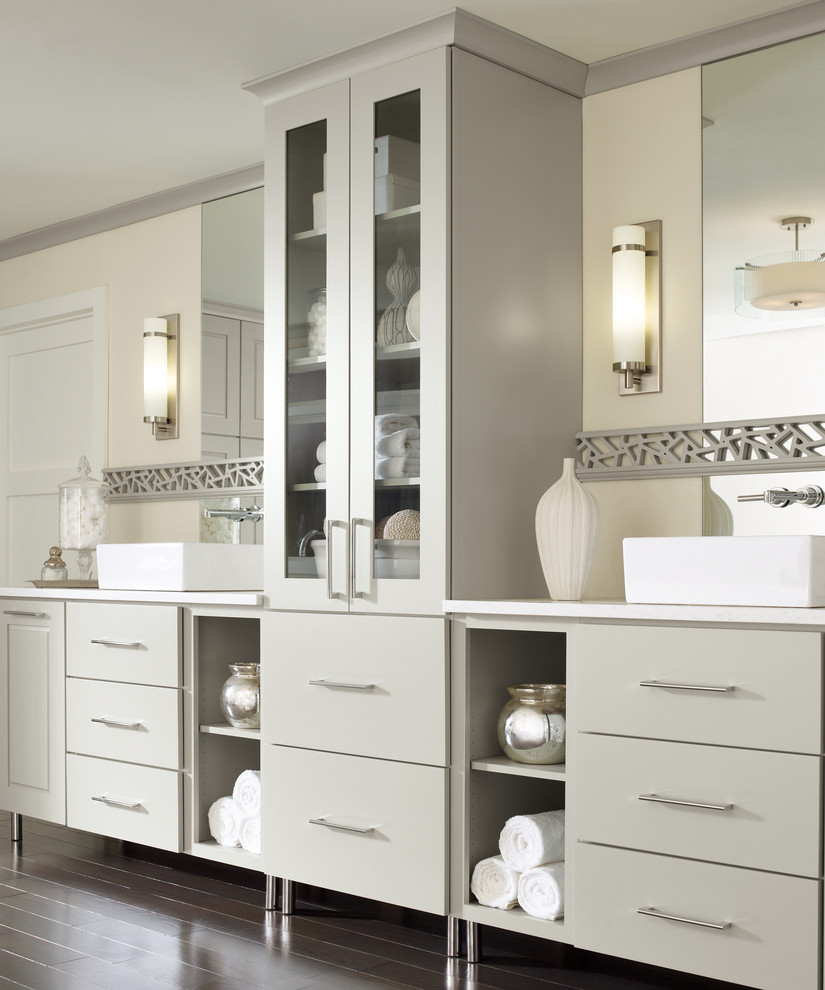 Esempio di una grande stanza da bagno padronale minimal con ante lisce, ante grigie, pareti grigie, parquet scuro, pavimento marrone e top bianco