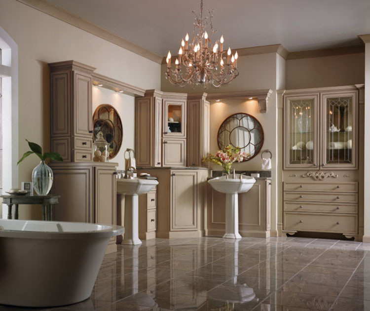 Idéer för ett stort klassiskt en-suite badrum, med luckor med profilerade fronter, beige skåp, ett fristående badkar, beige väggar, klinkergolv i porslin, ett piedestal handfat, brunt golv och granitbänkskiva