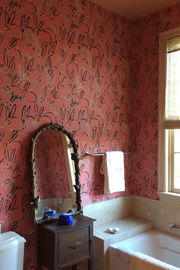 Mittelgroßes Stilmix Badezimmer En Suite mit profilierten Schrankfronten, beigen Schränken, gefliestem Waschtisch, Einbaubadewanne, beigen Fliesen, Keramikfliesen und Keramikboden in New Orleans