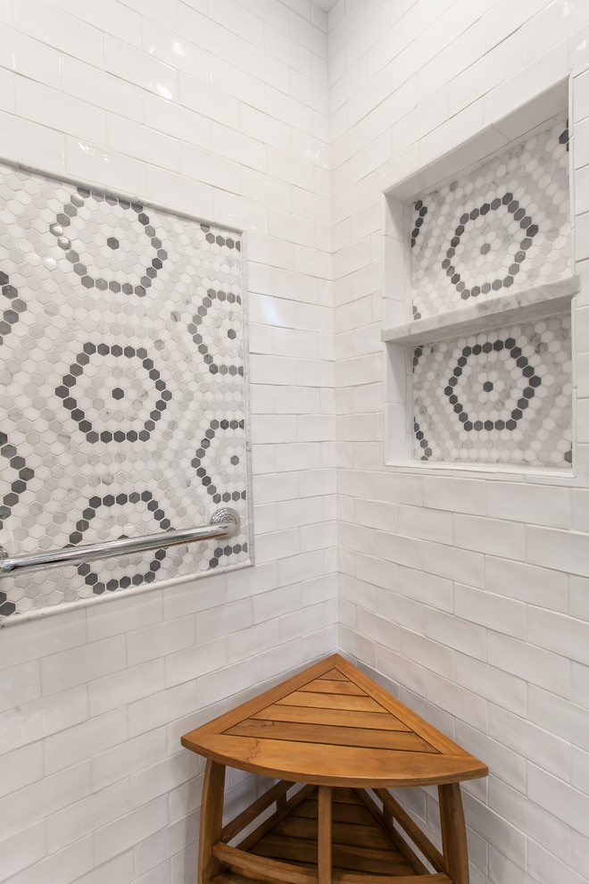 На фото: главная ванная комната среднего размера в классическом стиле с душем в нише, раздельным унитазом, белой плиткой, керамической плиткой, серыми стенами, полом из мозаичной плитки, консольной раковиной, серым полом и душем с распашными дверями с