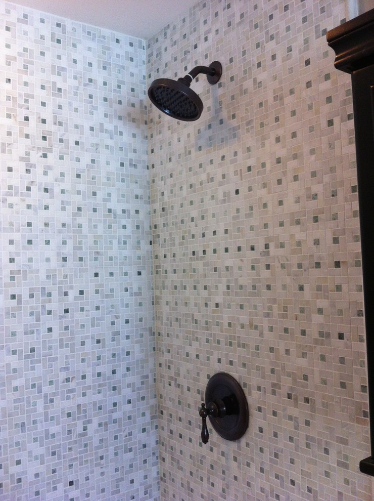Idéer för att renovera ett stort vintage badrum med dusch, med ett badkar i en alkov, en dusch/badkar-kombination, mosaik, luckor med upphöjd panel, skåp i mörkt trä, en toalettstol med hel cisternkåpa, svart kakel, vit kakel, vita väggar, klinkergolv i keramik, ett nedsänkt handfat och kaklad bänkskiva
