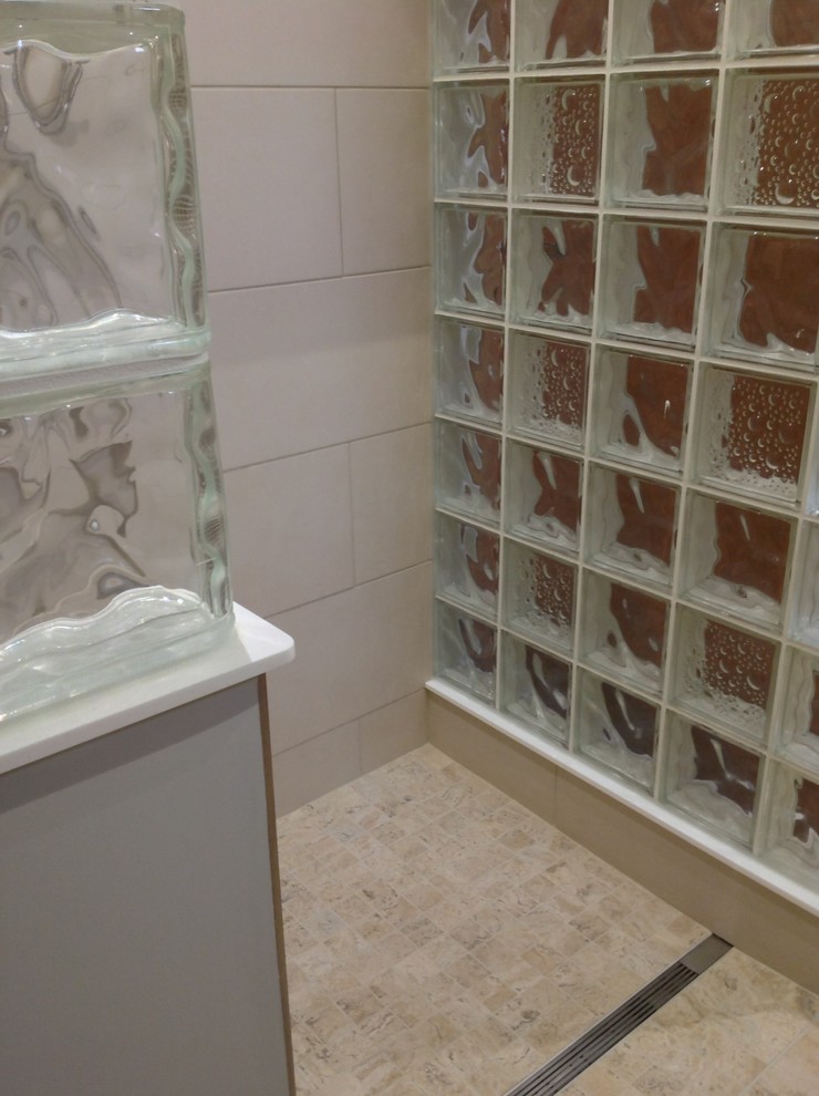 Inredning av ett klassiskt mellanstort badrum, med en kantlös dusch, beige kakel, keramikplattor och betonggolv