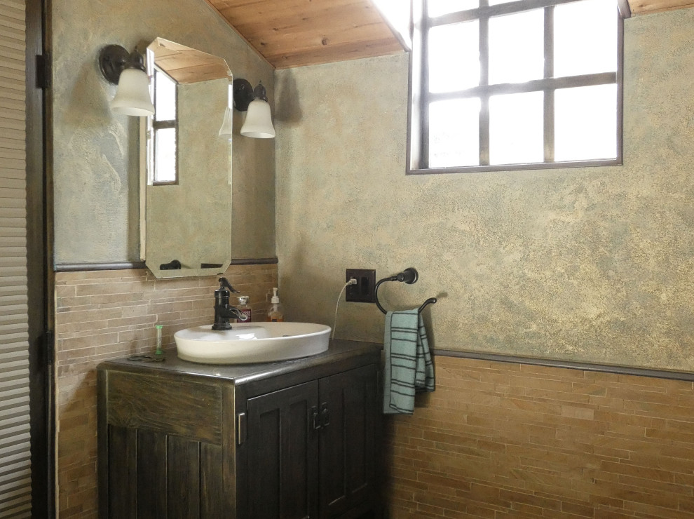 Aménagement d'une salle de bain principale méditerranéenne en bois brun et bois de taille moyenne avec un placard en trompe-l'oeil, une baignoire en alcôve, une douche ouverte, un bidet, un carrelage marron, du carrelage en pierre calcaire, un mur multicolore, un sol en calcaire, un lavabo de ferme, un plan de toilette en calcaire, un sol gris, aucune cabine, un plan de toilette gris, un banc de douche, meuble simple vasque, meuble-lavabo sur pied et un plafond voûté.
