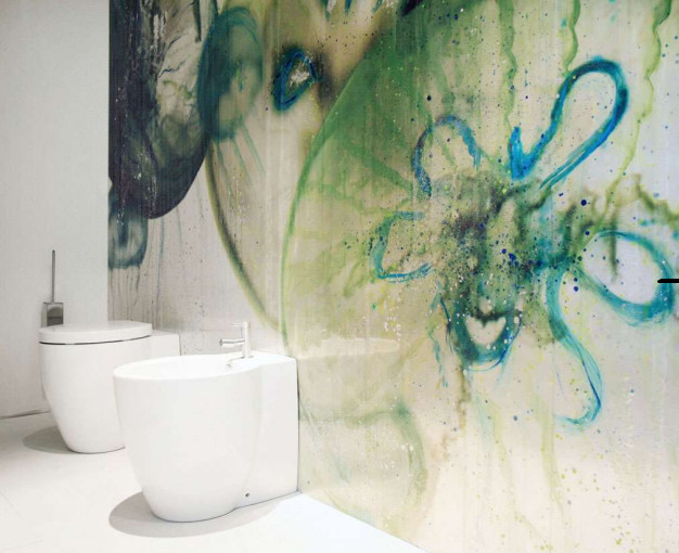Cette photo montre une petite salle de bain tendance pour enfant avec WC séparés, un carrelage blanc, un mur multicolore et un sol en carrelage de céramique.