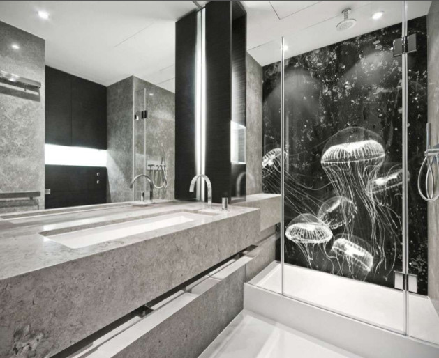 На фото: большая ванная комната в современном стиле с серыми фасадами, открытым душем, серой плиткой, керамической плиткой, серыми стенами, полом из керамической плитки, душевой кабиной, раковиной с несколькими смесителями и мраморной столешницей с