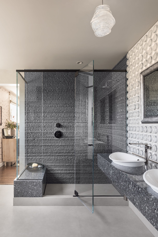 Großes Modernes Badezimmer mit Toilette mit Aufsatzspülkasten, grauen Fliesen, grauer Wandfarbe, Aufsatzwaschbecken, Quarzwerkstein-Waschtisch, grauem Boden und Falttür-Duschabtrennung in San Francisco
