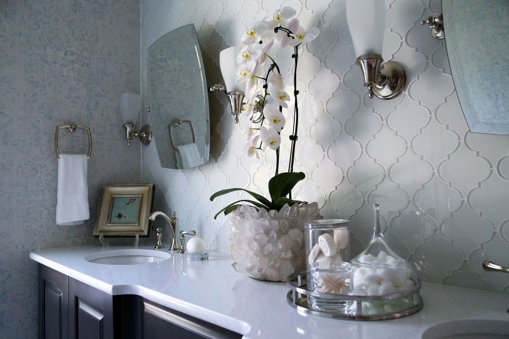 Immagine di una grande stanza da bagno padronale chic con piastrelle di vetro
