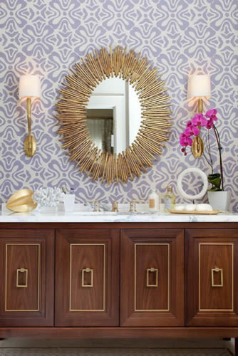 Ejemplo de cuarto de baño ecléctico de tamaño medio con armarios tipo mueble, puertas de armario de madera en tonos medios y encimera de mármol