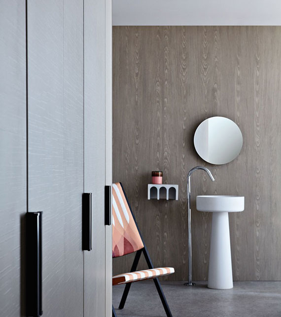 Foto de cuarto de baño principal minimalista con armarios con paneles con relieve, puertas de armario de madera oscura, jacuzzi, suelo de cemento y suelo gris