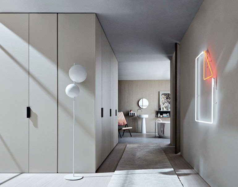 Modelo de cuarto de baño minimalista con armarios con paneles con relieve, jacuzzi y suelo de madera clara