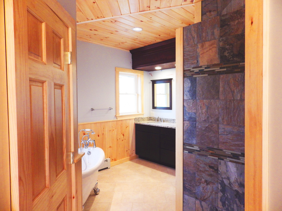 Идея дизайна: большая главная ванная комната в стиле модернизм с ванной на ножках, открытым душем, унитазом-моноблоком, бежевой плиткой, синими стенами, полом из керамической плитки и столешницей из гранита