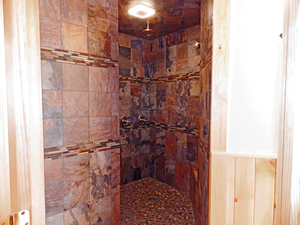 На фото: большая главная ванная комната в стиле модернизм с открытым душем с