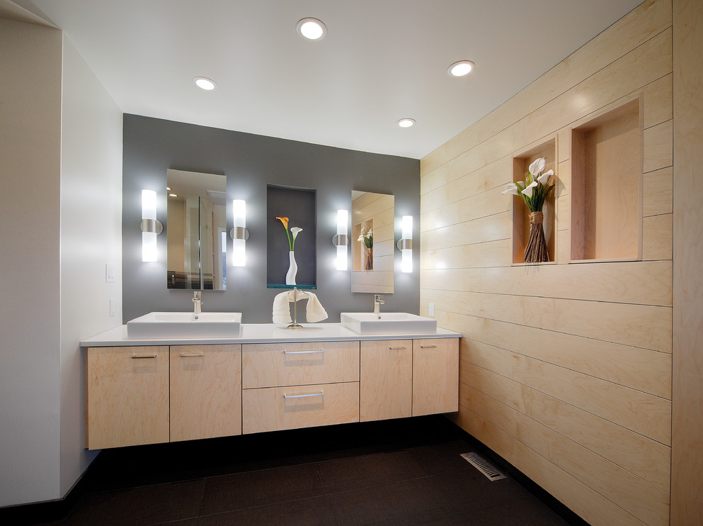 Modernes Badezimmer mit Aufsatzwaschbecken, flächenbündigen Schrankfronten, hellen Holzschränken und braunen Fliesen in Vancouver