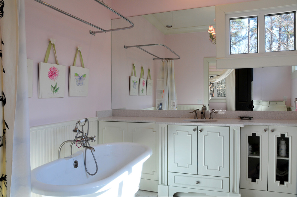 Idéer för ett mellanstort klassiskt badrum för barn, med ett undermonterad handfat, luckor med glaspanel, vita skåp, bänkskiva i kvarts, ett badkar med tassar, en dusch/badkar-kombination, en toalettstol med hel cisternkåpa, vit kakel, stenkakel, rosa väggar och marmorgolv