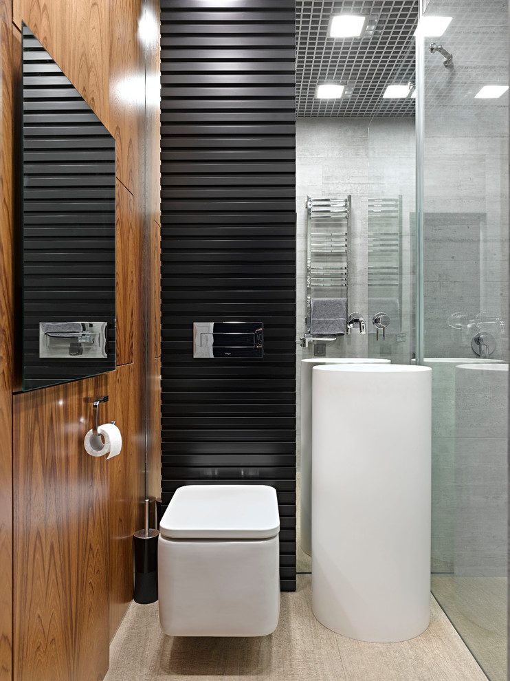 На фото: ванная комната в современном стиле с серой плиткой, душевой кабиной, душем без бортиков, инсталляцией, коричневыми стенами, монолитной раковиной, бежевым полом и открытым душем