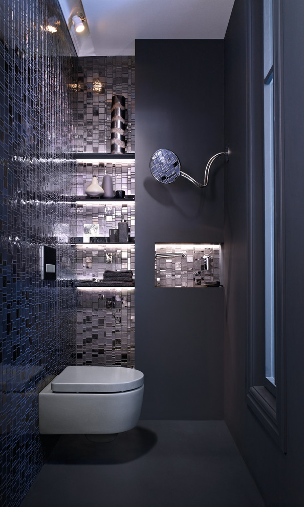 Idée de décoration pour une salle de bain principale minimaliste avec WC suspendus, un carrelage multicolore, mosaïque et un mur violet.