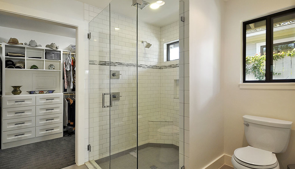 オースティンにあるコンテンポラリースタイルのおしゃれな浴室 (アルコーブ型シャワー、分離型トイレ、白いタイル、セラミックタイル、シェーカースタイル扉のキャビネット、白いキャビネット) の写真
