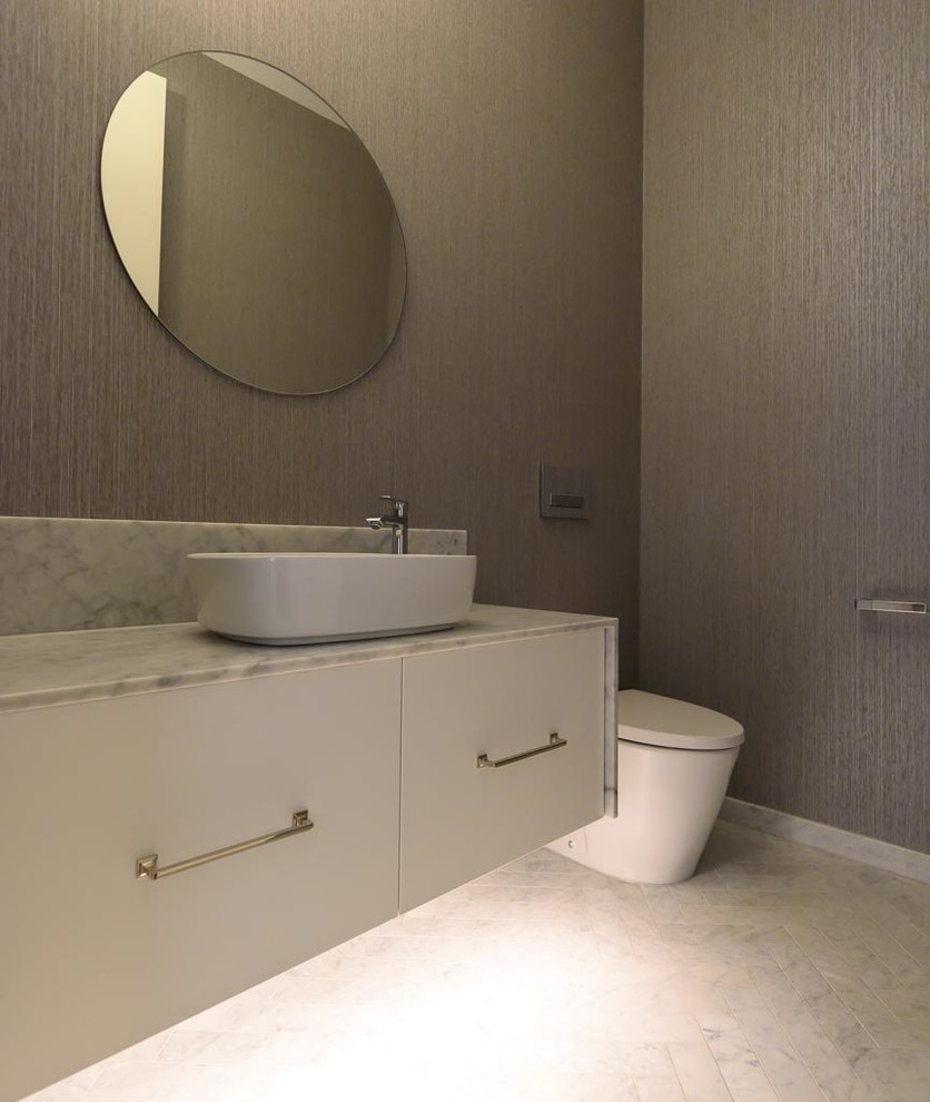 Idee per una stanza da bagno moderna di medie dimensioni con ante lisce, ante bianche, WC monopezzo, pareti marroni, pavimento in marmo, lavabo a bacinella, top in marmo, pavimento multicolore e top multicolore