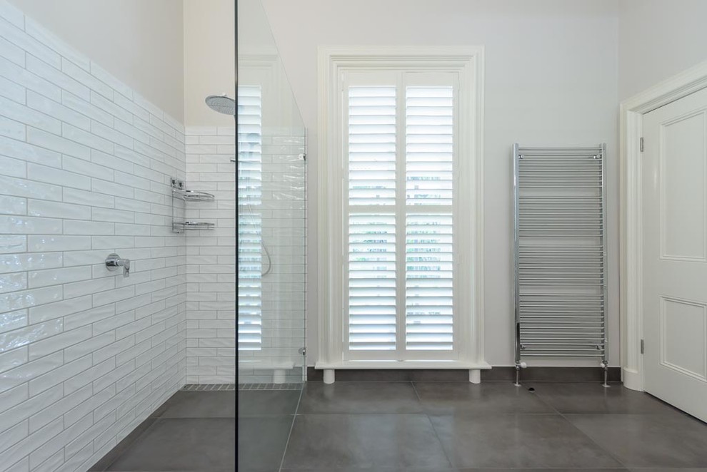 Exempel på ett mellanstort klassiskt badrum, med släta luckor, vita skåp, en öppen dusch, en toalettstol med separat cisternkåpa, vit kakel, keramikplattor, vita väggar, klinkergolv i porslin, ett fristående handfat, marmorbänkskiva, grått golv och med dusch som är öppen