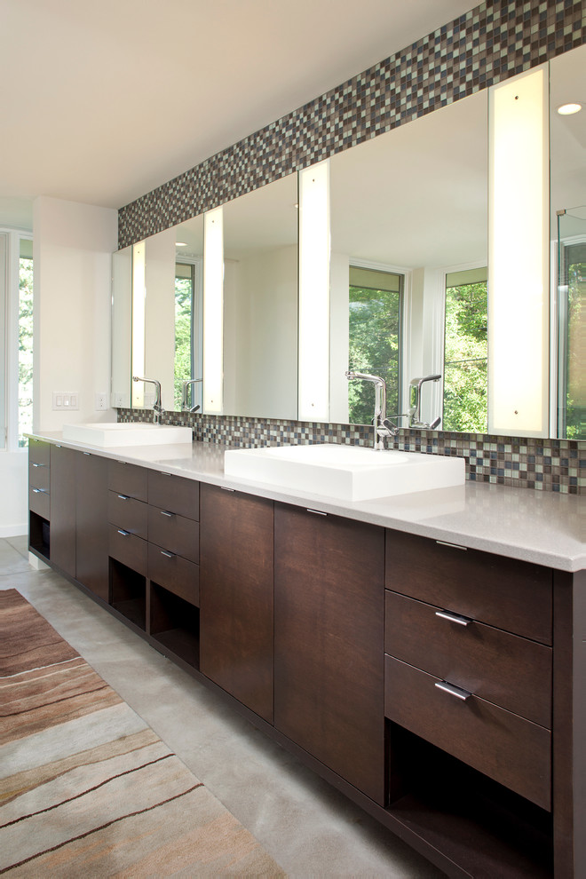 На фото: ванная комната в современном стиле с настольной раковиной, темными деревянными фасадами, плиткой мозаикой и плоскими фасадами