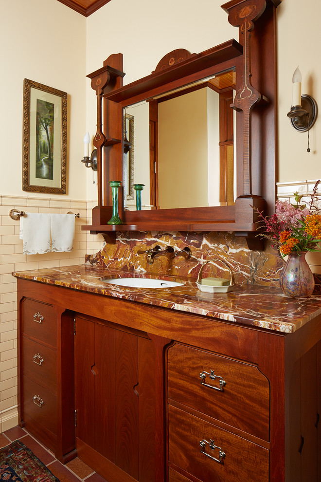 ミネアポリスにあるトラディショナルスタイルのおしゃれな浴室 (アンダーカウンター洗面器、中間色木目調キャビネット、セラミックタイル、白い壁、レンガの床、ベージュのタイル) の写真