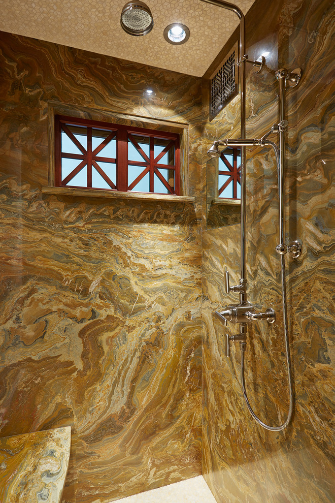 Exempel på ett amerikanskt en-suite badrum, med en dusch i en alkov