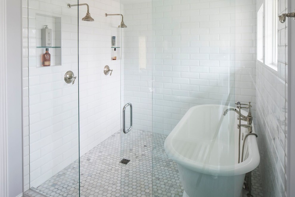 Foto på ett stort vintage en-suite badrum, med skåp i shakerstil, vita skåp, ett fristående badkar, en dusch i en alkov, vit kakel, tunnelbanekakel, vita väggar, klinkergolv i porslin, ett undermonterad handfat och marmorbänkskiva