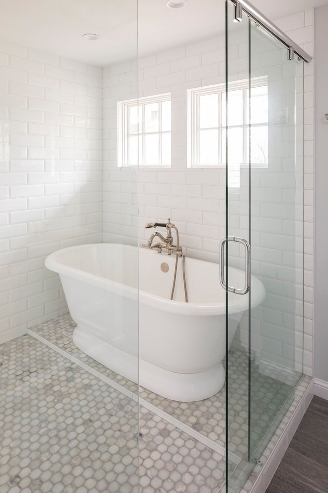 Inspiration för stora klassiska en-suite badrum, med skåp i shakerstil, vita skåp, ett fristående badkar, en dusch i en alkov, vit kakel, tunnelbanekakel, vita väggar, klinkergolv i porslin, ett undermonterad handfat och marmorbänkskiva