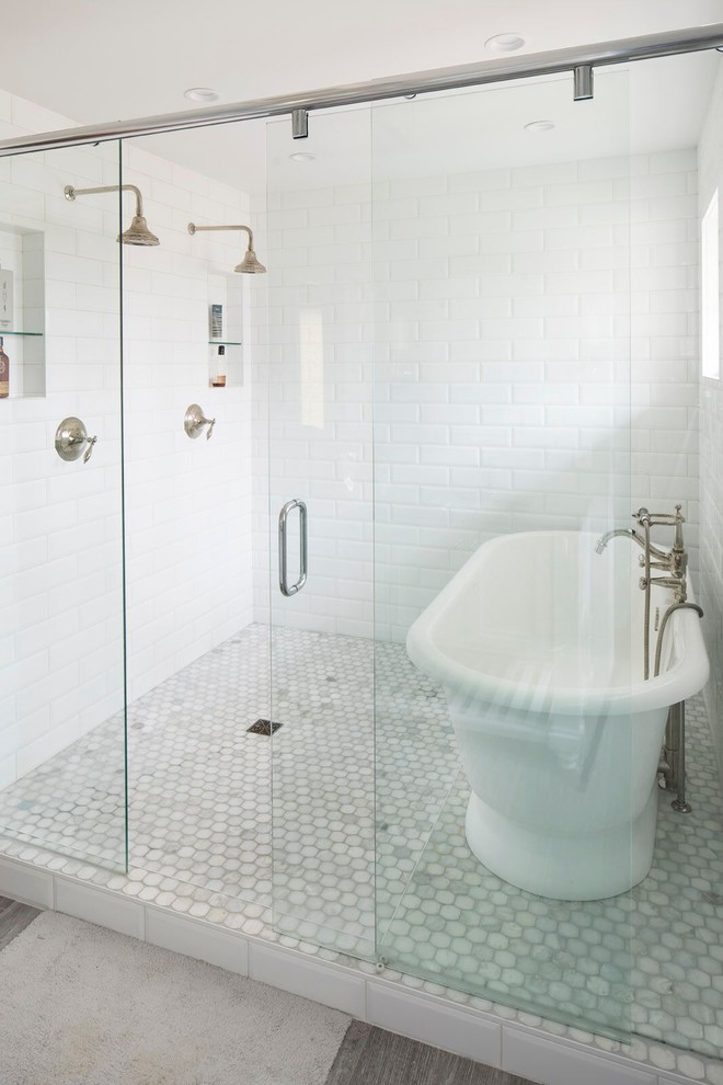 Idéer för ett stort klassiskt en-suite badrum, med skåp i shakerstil, vita skåp, ett fristående badkar, en dusch i en alkov, vit kakel, tunnelbanekakel, vita väggar, klinkergolv i porslin, ett undermonterad handfat och marmorbänkskiva