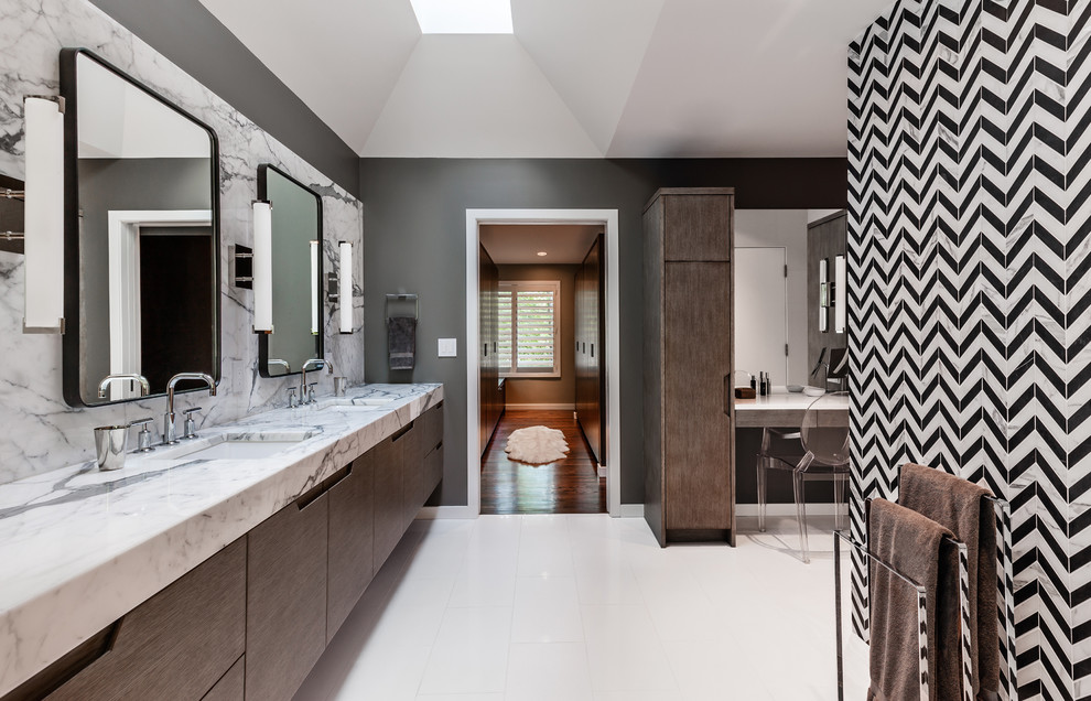 На фото: ванная комната в стиле модернизм с мраморной столешницей с