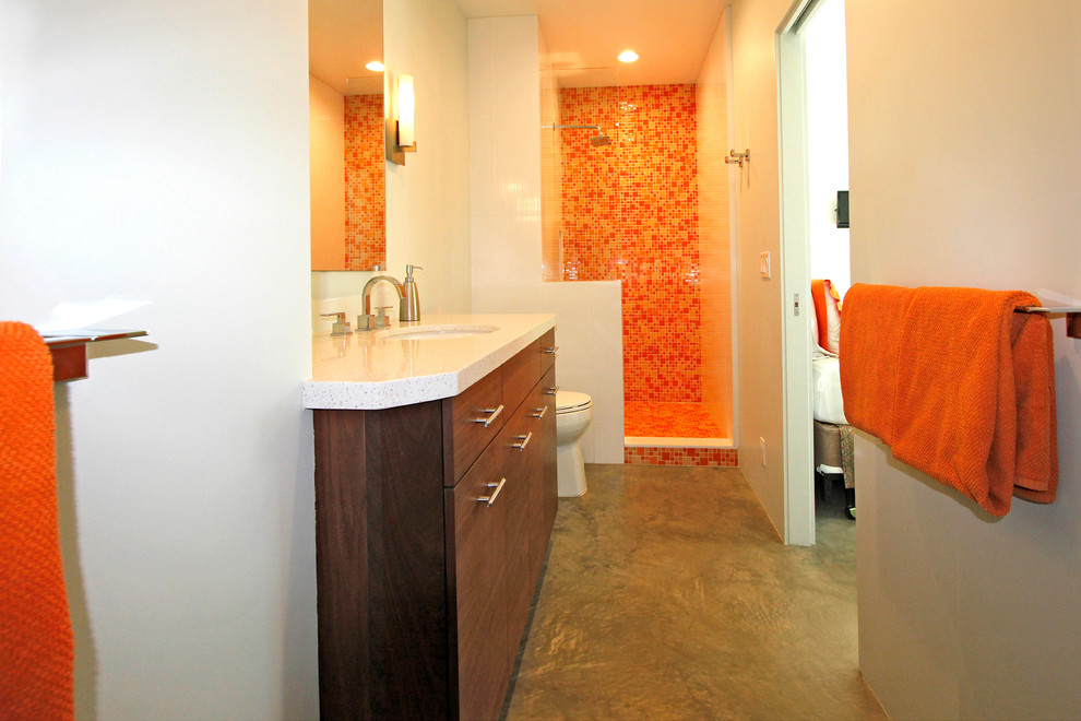 На фото: ванная комната среднего размера в стиле ретро с плоскими фасадами, темными деревянными фасадами, душем в нише, раздельным унитазом, оранжевой плиткой, плиткой мозаикой, бежевыми стенами, бетонным полом, душевой кабиной, врезной раковиной и столешницей из искусственного кварца с