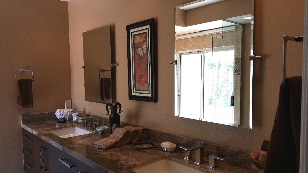 Bild på ett mellanstort funkis en-suite badrum, med ett undermonterad handfat, släta luckor, skåp i mörkt trä, granitbänkskiva, ett platsbyggt badkar, en öppen dusch, beige kakel och klinkergolv i porslin