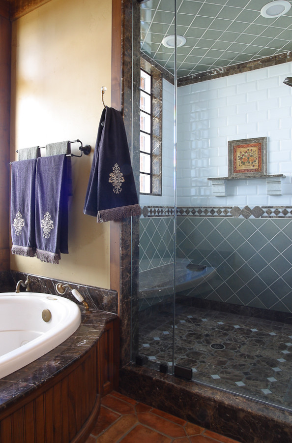 ソルトレイクシティにあるラグジュアリーな中くらいなラスティックスタイルのおしゃれな浴室 (大理石の洗面台、ドロップイン型浴槽、セラミックタイル、ベージュの壁、セラミックタイルの床、アルコーブ型シャワー) の写真