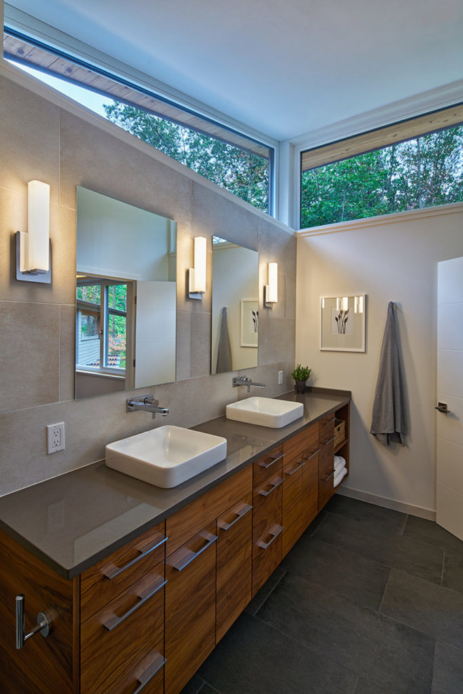 Inspiration för stora moderna grått en-suite badrum, med luckor med profilerade fronter, skåp i mellenmörkt trä, grå väggar, klinkergolv i keramik, ett fristående handfat och grått golv