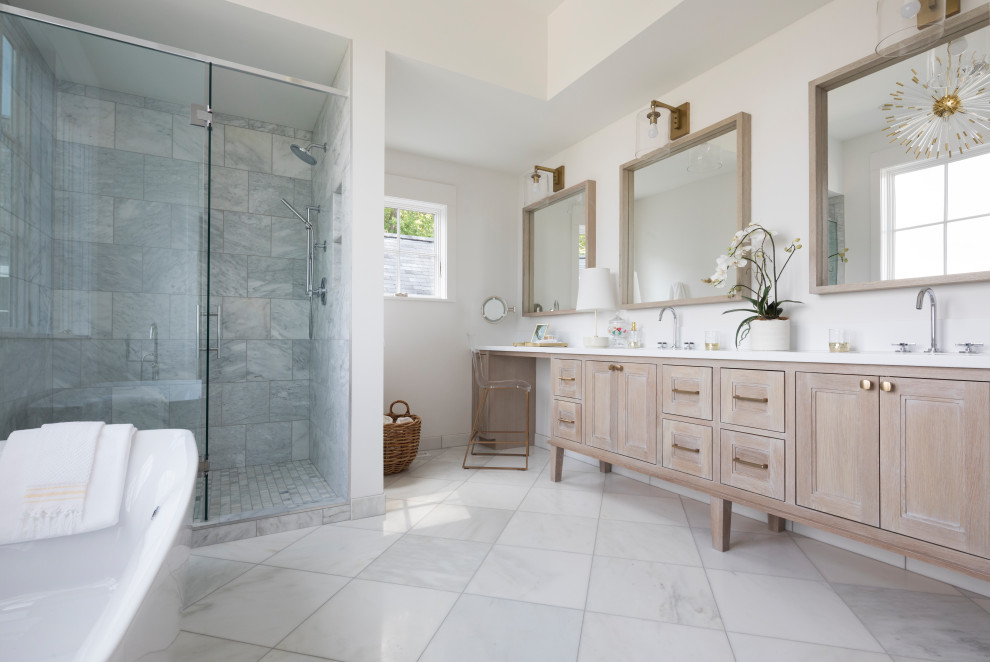 Foto di una stanza da bagno country con ante con riquadro incassato, ante in legno chiaro, vasca freestanding, piastrelle grigie, pareti bianche, pavimento bianco e top bianco