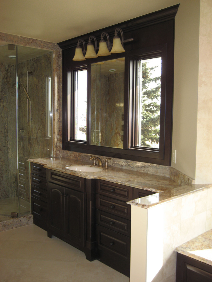 Großes Klassisches Badezimmer En Suite mit profilierten Schrankfronten, dunklen Holzschränken, Granit-Waschbecken/Waschtisch und Einbaubadewanne in Calgary