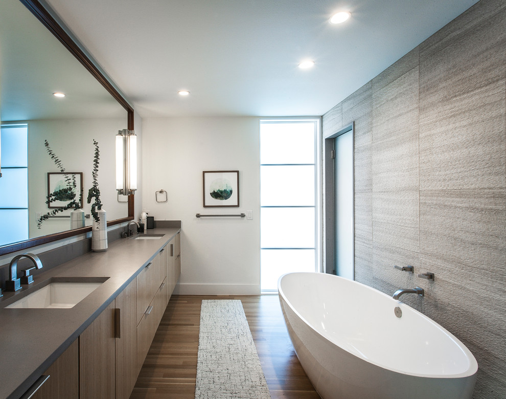 Пример оригинального дизайна: главная ванная комната среднего размера в современном стиле с плоскими фасадами, светлыми деревянными фасадами, отдельно стоящей ванной, угловым душем, коричневой плиткой, керамогранитной плиткой, белыми стенами, паркетным полом среднего тона, врезной раковиной, столешницей из искусственного камня, коричневым полом, душем с распашными дверями и коричневой столешницей