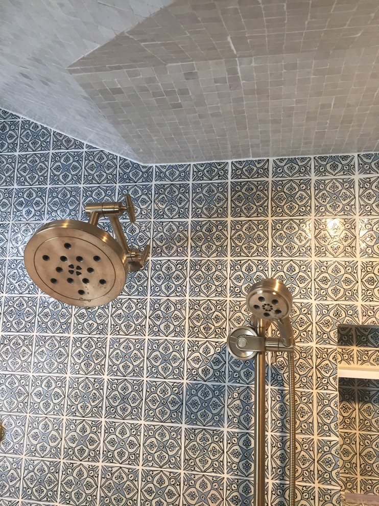 Idée de décoration pour une salle de bain chalet avec un carrelage bleu, des carreaux en terre cuite, tomettes au sol et un sol gris.