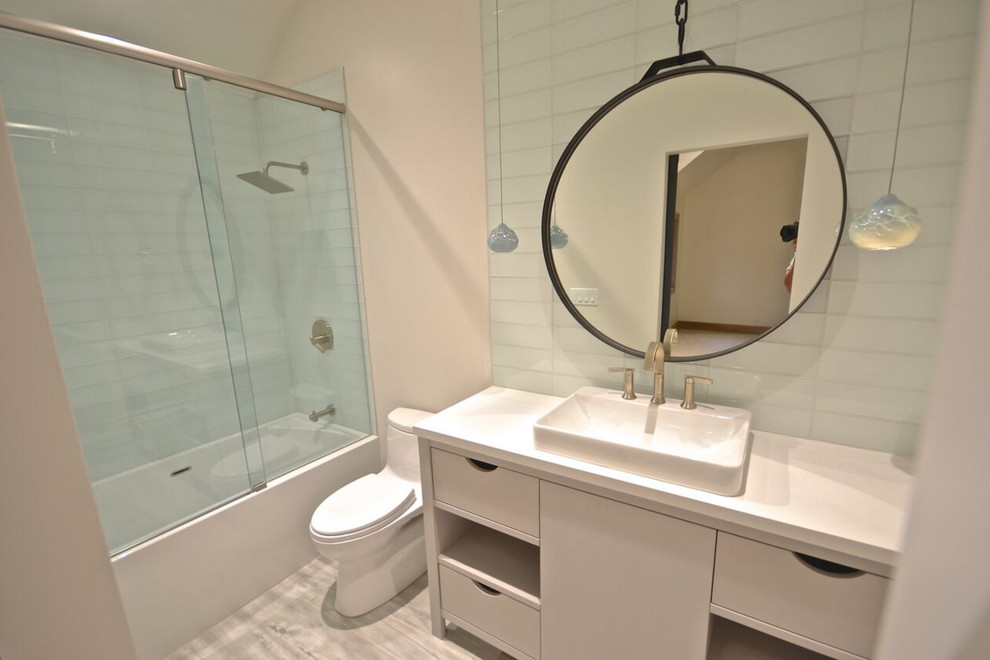 Foto på ett mellanstort funkis badrum för barn, med ett nedsänkt handfat, släta luckor, vita skåp, laminatbänkskiva, vita väggar och ljust trägolv