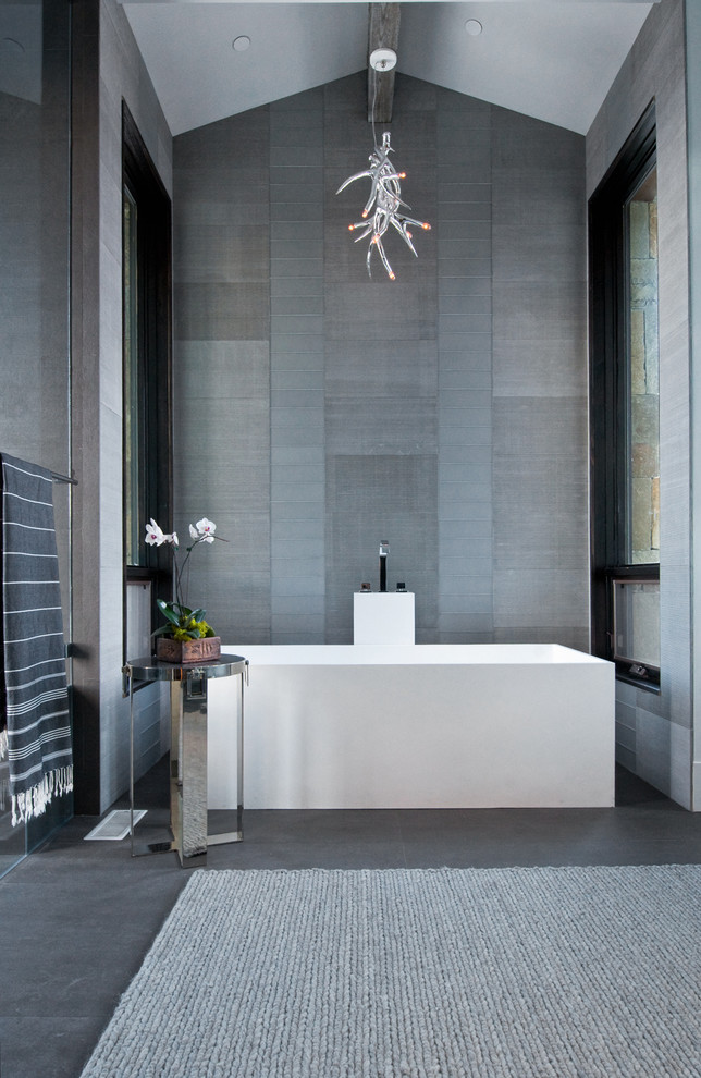 Cette image montre une salle de bain design avec une baignoire indépendante.