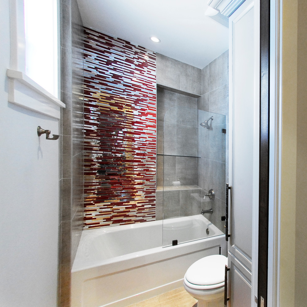 Exemple d'une salle d'eau tendance de taille moyenne avec un lavabo encastré, un placard en trompe-l'oeil, un plan de toilette en onyx, une baignoire en alcôve, une douche ouverte, WC séparés, un carrelage rouge, un carrelage en pâte de verre, un mur gris et un sol en marbre.