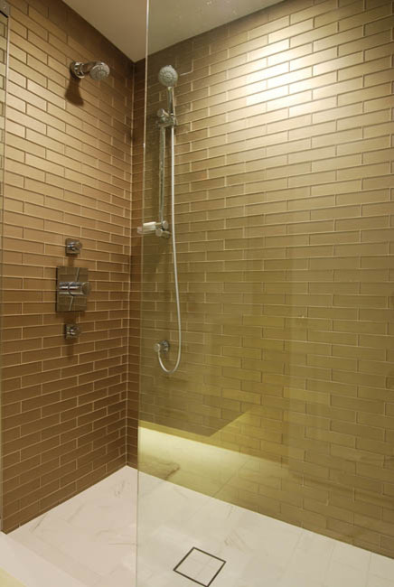 Diseño de cuarto de baño actual de tamaño medio con ducha empotrada, baldosas y/o azulejos beige y baldosas y/o azulejos de vidrio