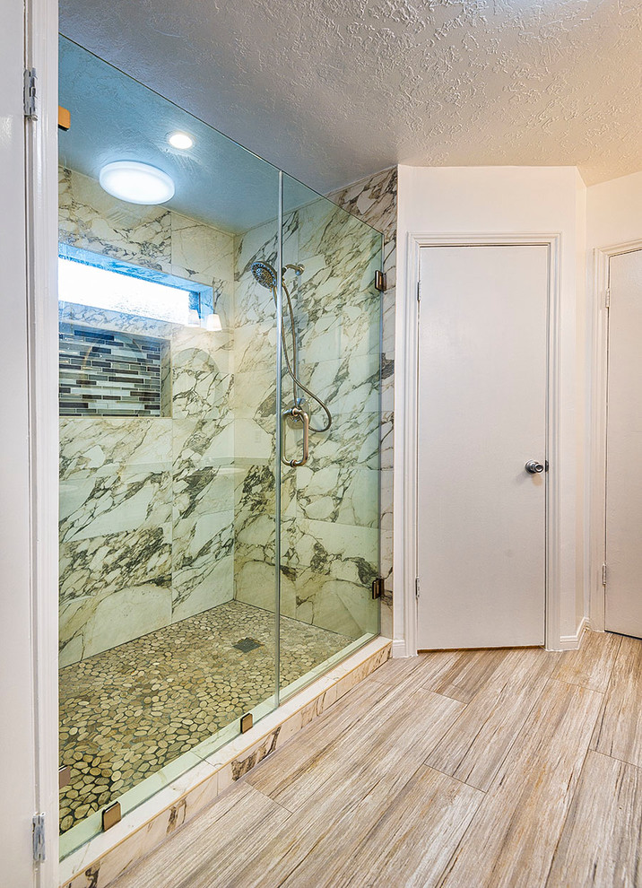 Пример оригинального дизайна: главная ванная комната среднего размера в классическом стиле с фасадами с выступающей филенкой, серыми фасадами, двойным душем, черно-белой плиткой, керамогранитной плиткой, белыми стенами, полом из керамогранита, коричневым полом, душем с распашными дверями, унитазом-моноблоком, накладной раковиной и столешницей из гранита