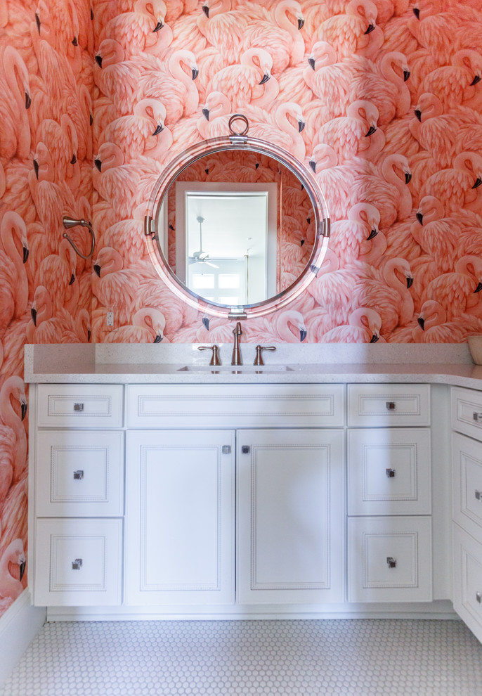Foto de cuarto de baño bohemio de tamaño medio con armarios con rebordes decorativos, sanitario de dos piezas, suelo de baldosas de porcelana, lavabo bajoencimera, encimera de cuarzo compacto, puertas de armario blancas, paredes rosas y suelo blanco