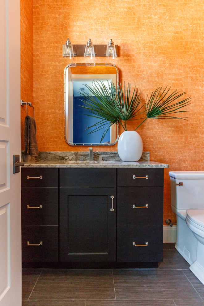 На фото: ванная комната среднего размера в стиле фьюжн с фасадами в стиле шейкер, коричневыми фасадами, раздельным унитазом, полом из керамогранита, врезной раковиной, столешницей из кварцита, оранжевыми стенами и серым полом с