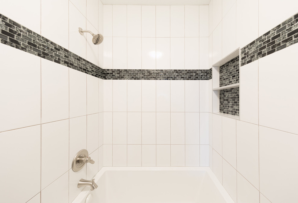 На фото: детская ванная комната среднего размера в классическом стиле с ванной в нише, душем над ванной, белой плиткой, керамической плиткой, врезной раковиной и открытым душем